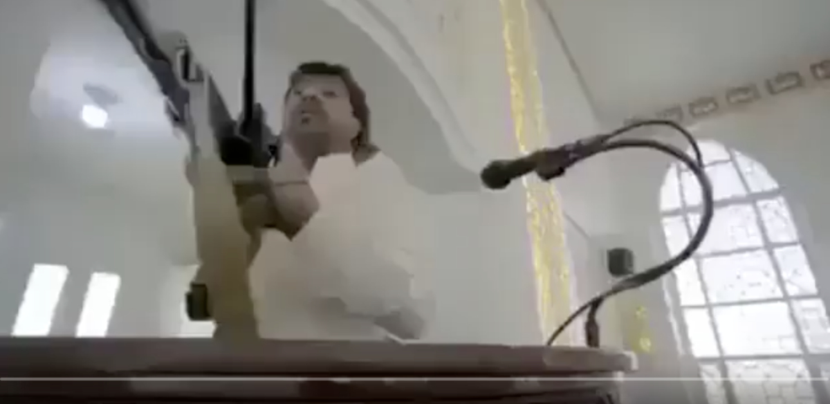 فلاش تمثيلي وليس  لمنع الحوثيين صلاة التراويح بقوة السلاح في أحد المساجد
